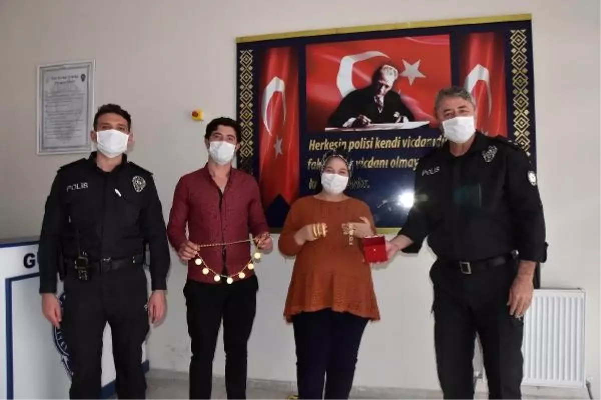 Son dakika haber... Parkta gezerken buldukları altın dolu kutuyu, polise teslim ettiler (2)