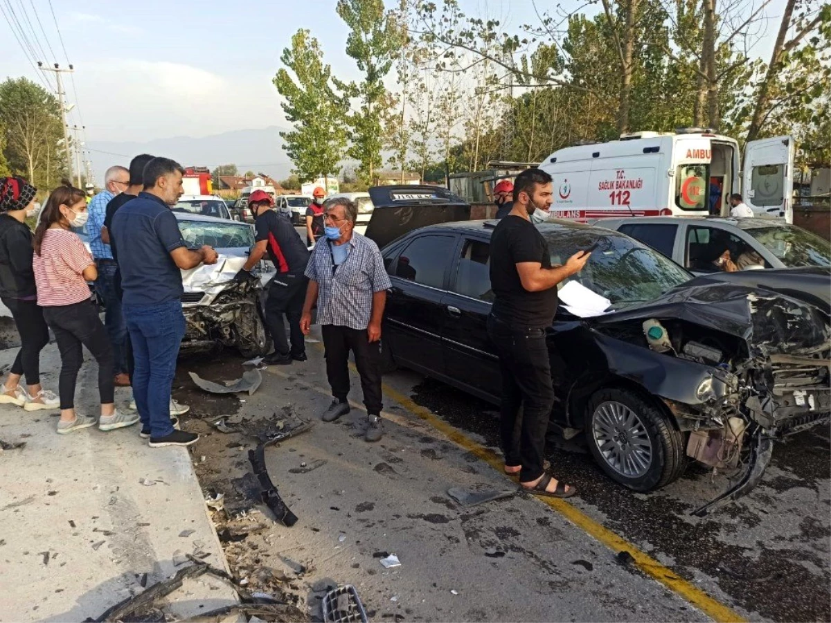 Sakarya\'da iki araç kafa kafaya çarpıştı: 3 yaralı