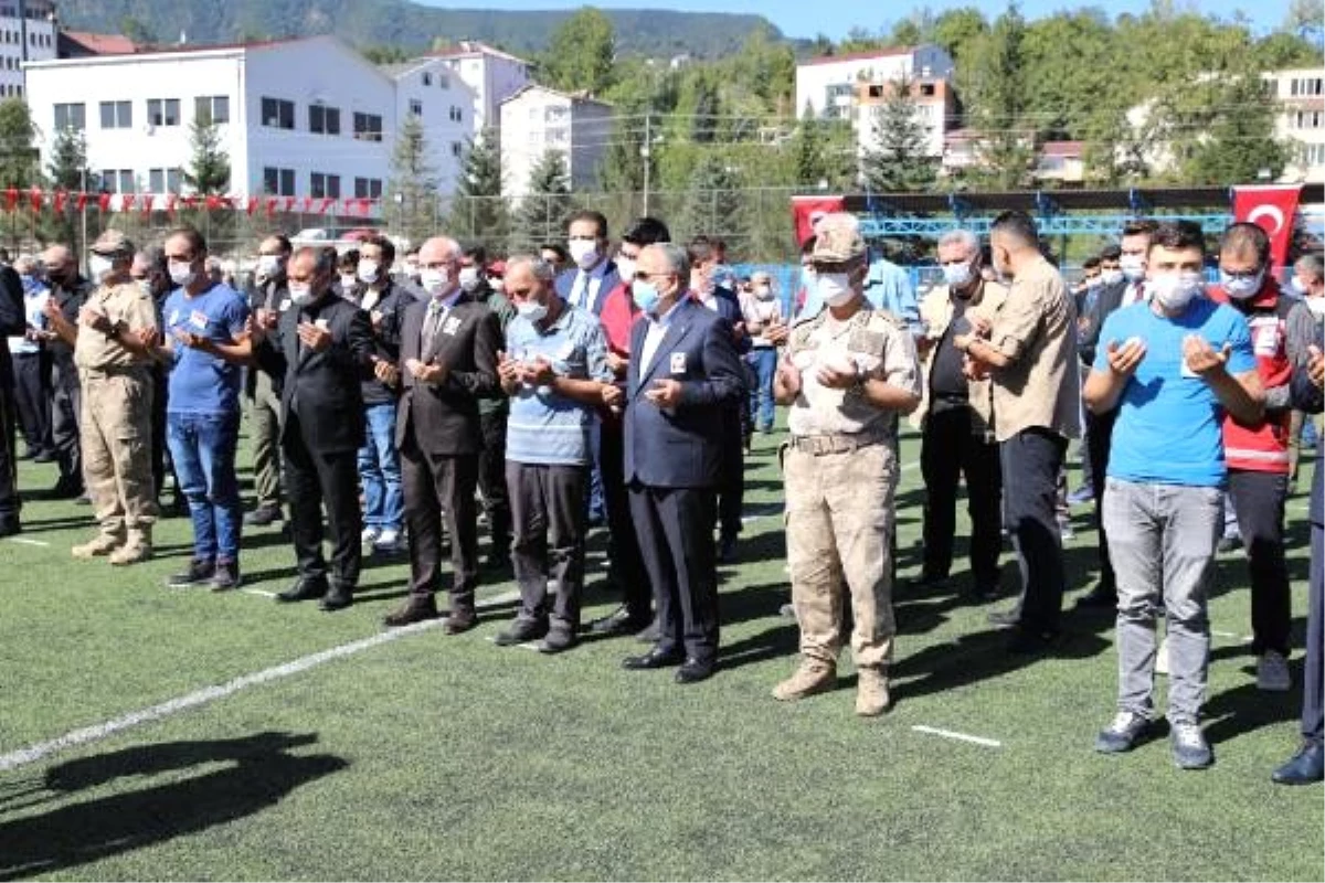 Şehit annesi törende, oğlunun fotoğrafını öperek, göğsüne bastırdı