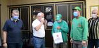 Soma'da kediyi kurtaran temizlik görevlileri, belediye başkanı tarafından ödüllendirildi