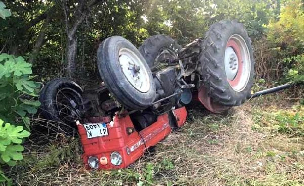 Tomruk yüklü traktör devrildi, sürücü öldü