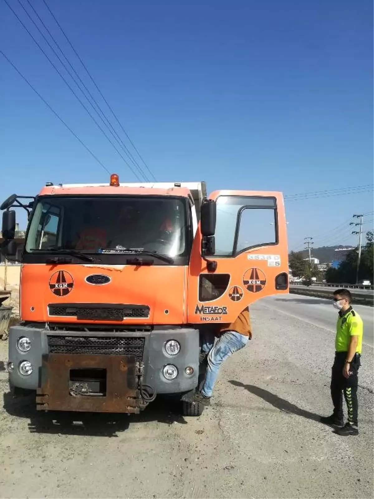 Trafiği tehlikeye düşüren kamyonlar trafikten menedildi