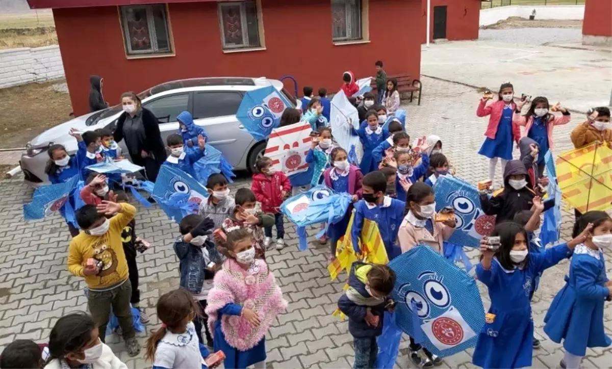 Son dakika haberi | Vali Varol, Doğubayazıtlı çocuklara uçurtma hediye etti