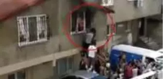 Yangında mahsur kalan anne ve çocuklarını komşuları kurtardı