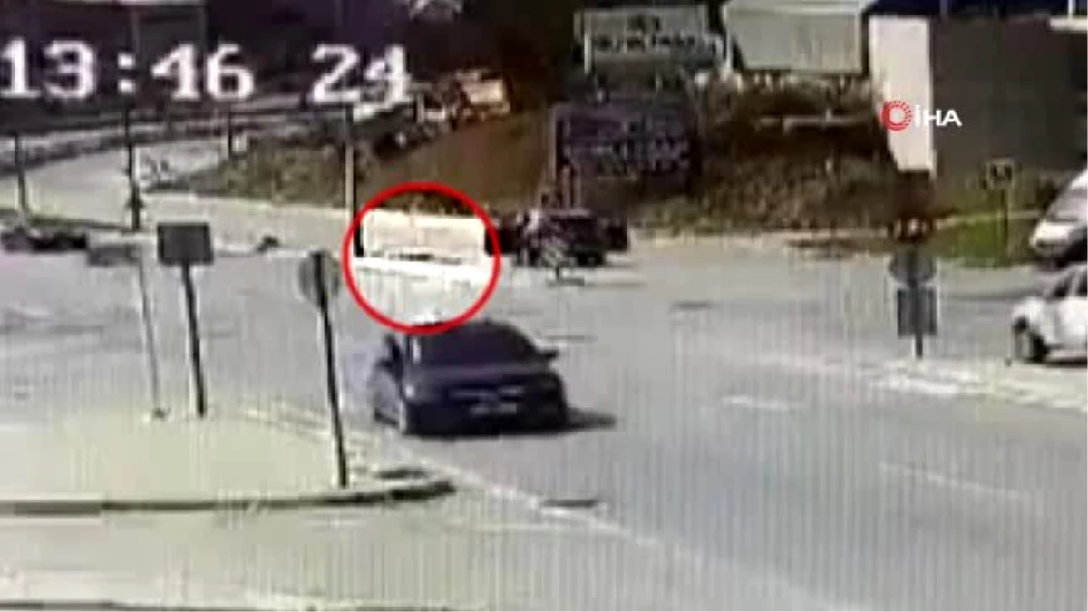Yolun karşısına geçmeye çalışan kadına otomobil çarptı, o anlar kameraya böyle yansıdı
