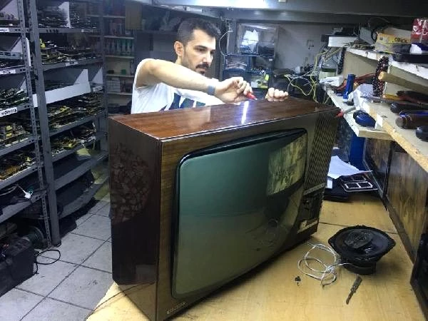 60 yıllık siyah-beyaz televizyonu tamir etti, 20 bin liraya satmak istiyor