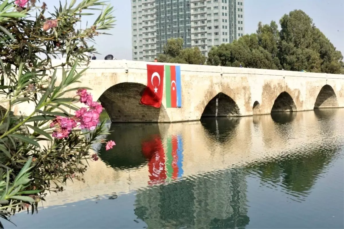 Adana, Türk ve Azerbaycan bayraklarıyla donatıldı