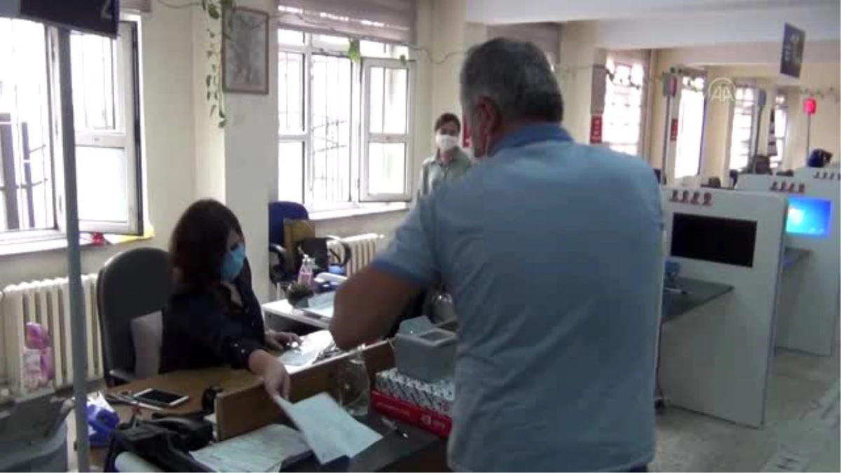 Afyonkarahisar İl Nüfus ve Vatandaşlık Müdürlüğü, vatandaşlara kenti tanıtan kartlar hediye ediyor