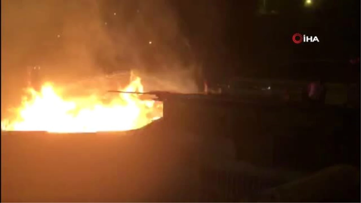 Son dakika haberi: Ankara\'da gecekondu yangınına vatandaşlar bahçe hortumuyla müdahale etti