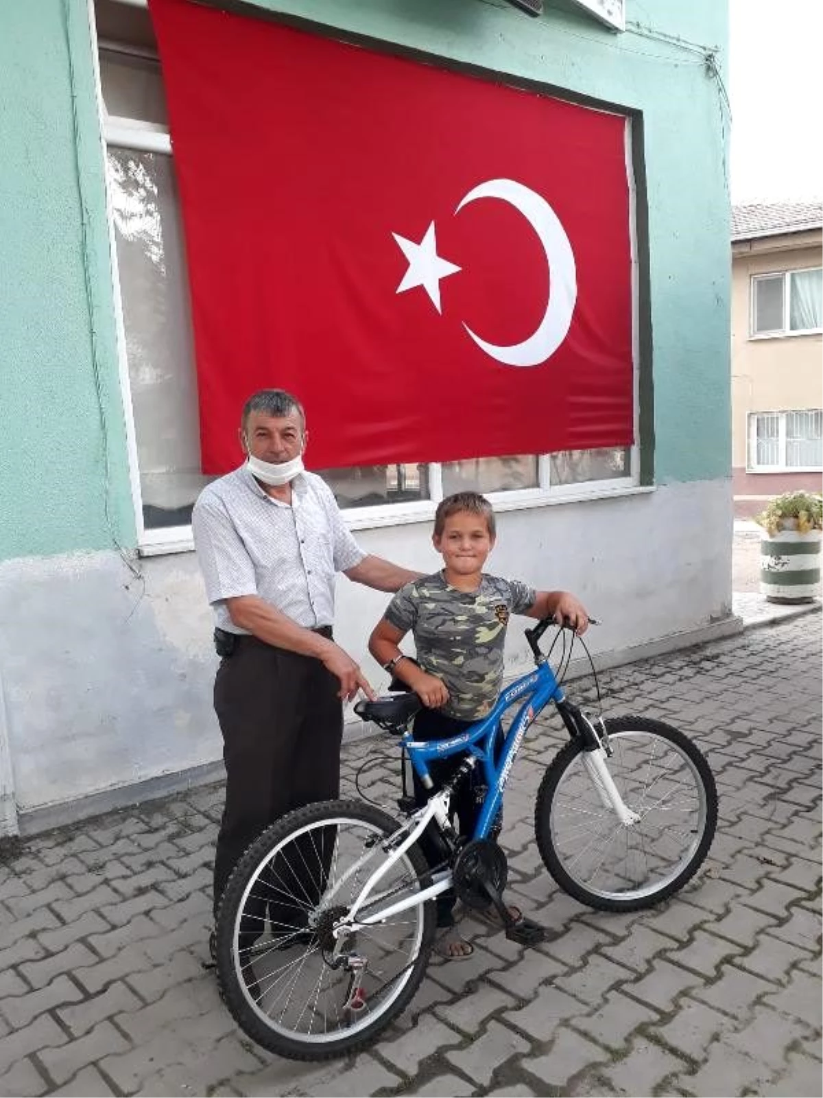 Arda\'ya mektup gönderdiği İdlib\'deki Mehmetçikten bisiklet sürprizi