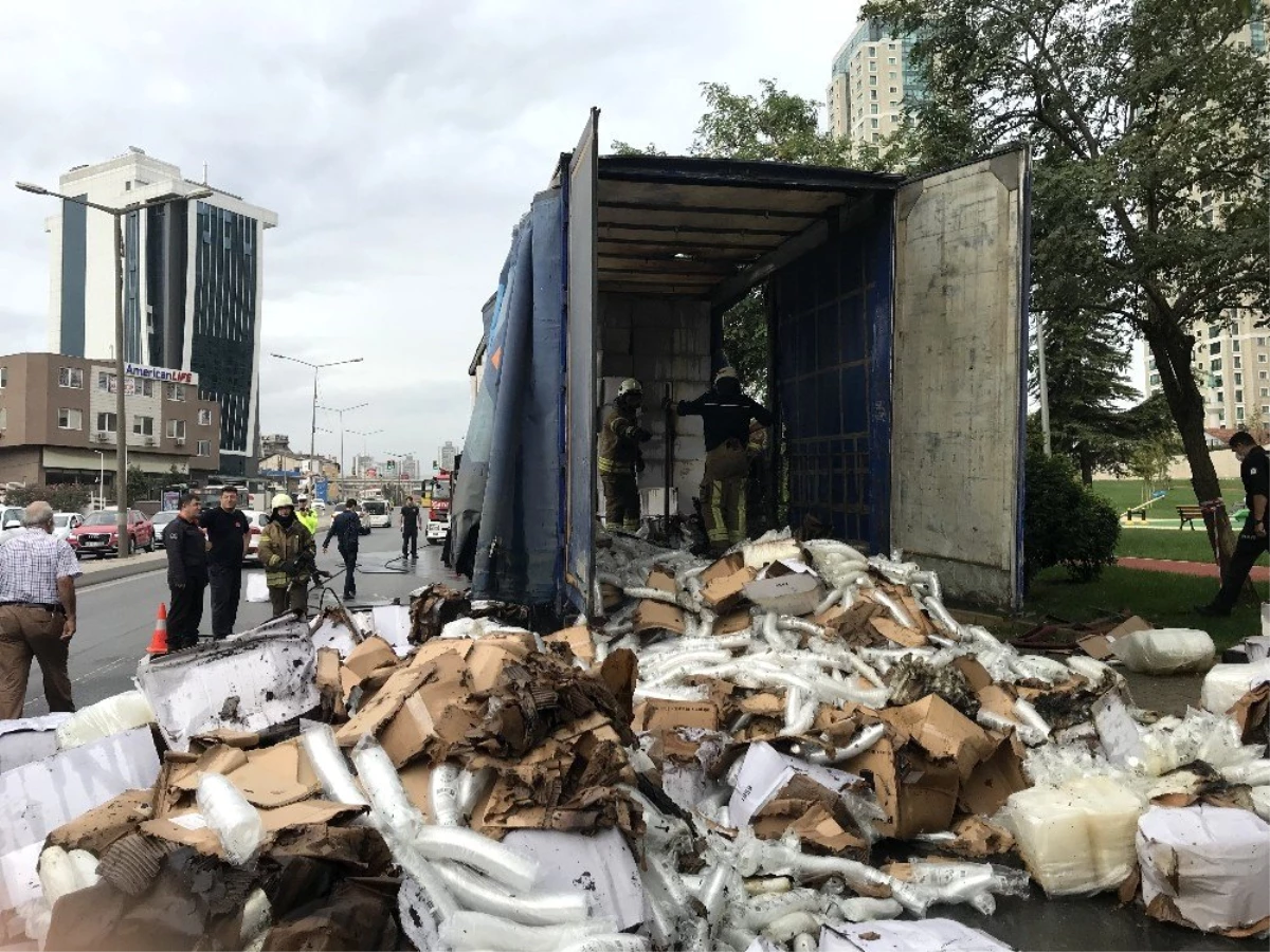 Ataşehir\'de plastik yüklü TIR yandı