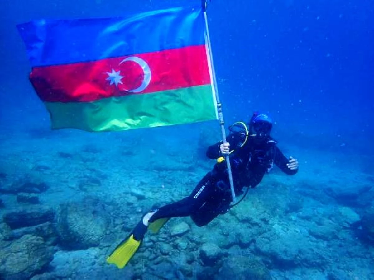 Denizin 15 metre derinliğinde Azerbaycan ve Türkiye bayrağı açtılar