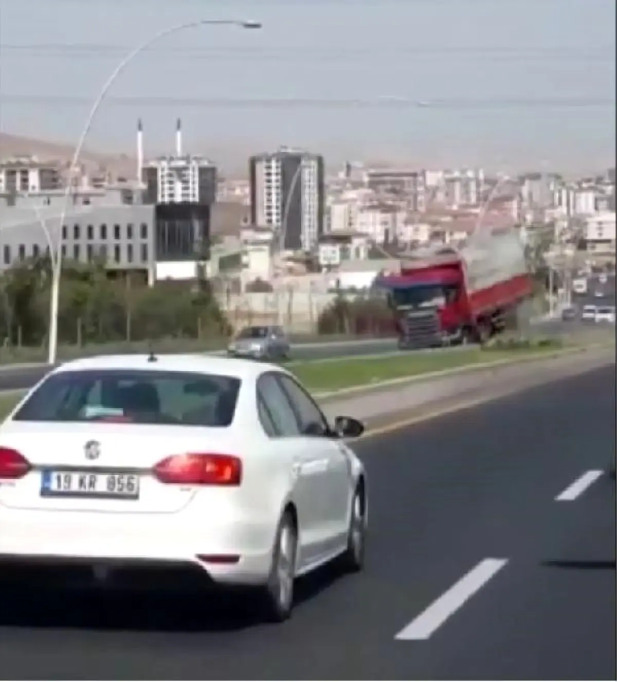 Son dakika haberleri | Freni boşalan kamyonun trafikte 2 kilometre geri gitmesi kamerada