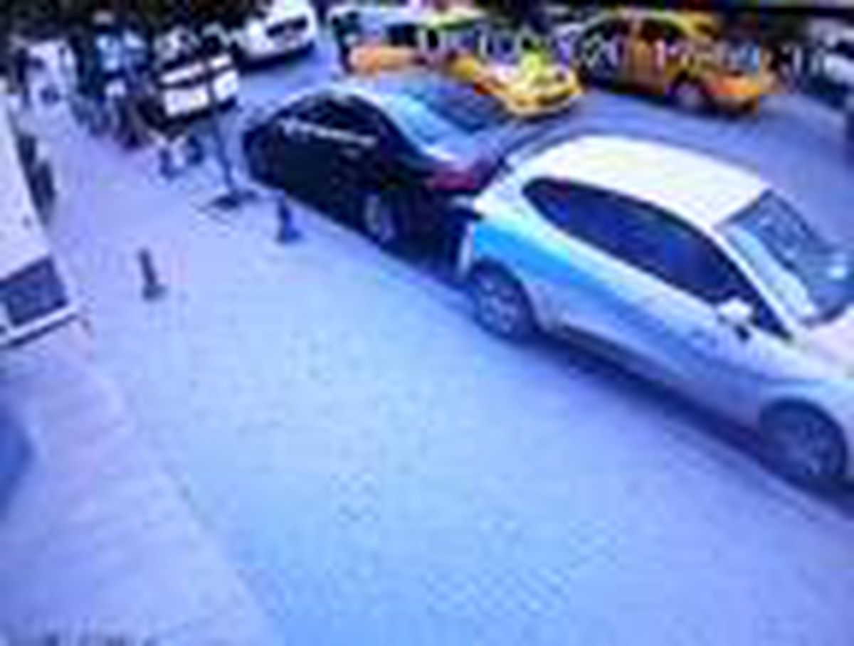 İSTANBUL\'DA EVLERDEN HIRSIZLIK YAPAN İKİZ KARDEŞLER KAMERADA