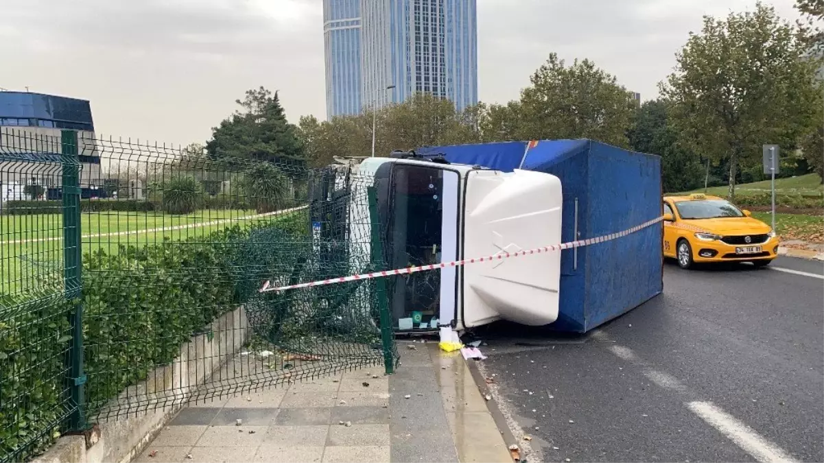 İstanbul\'da kaza sonrası girdiği kamyonetten vatandaşlar kurtardı