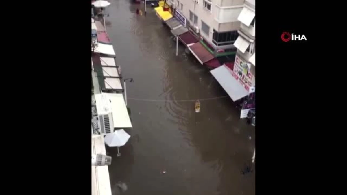 İzmir\'de cadde ve sokaklar göle döndü