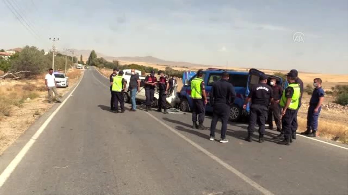 Jandarma aracıyla otomobil çarpıştı: 5 yaralı