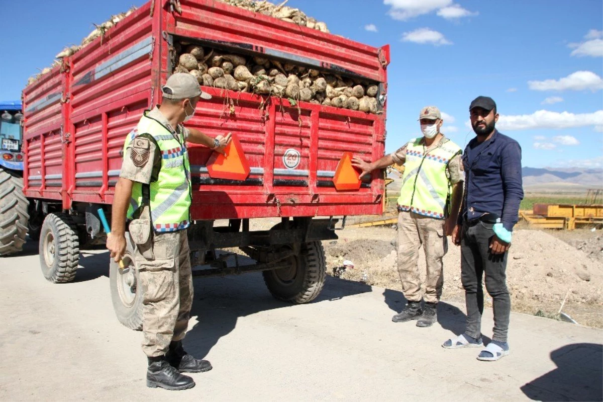 Malazgirt\'te traktör sürücülerine reflektör dağıtıldı