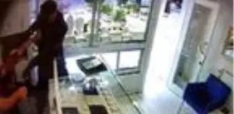 Kadıköy'de kuyumcudaki soygun girişimi kamerada