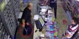 Komşusu, büfeciyi dükkanında defalarca bıçaklayarak yaraladı! Dehşet anları kamerada