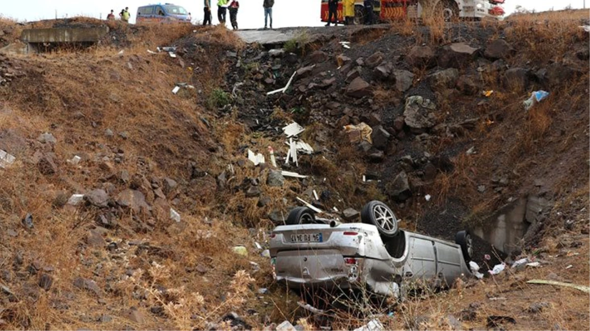 Otomobil 10 metre yükseklikten dere yatağına devrildi: 2 ölü, 3 yaralı