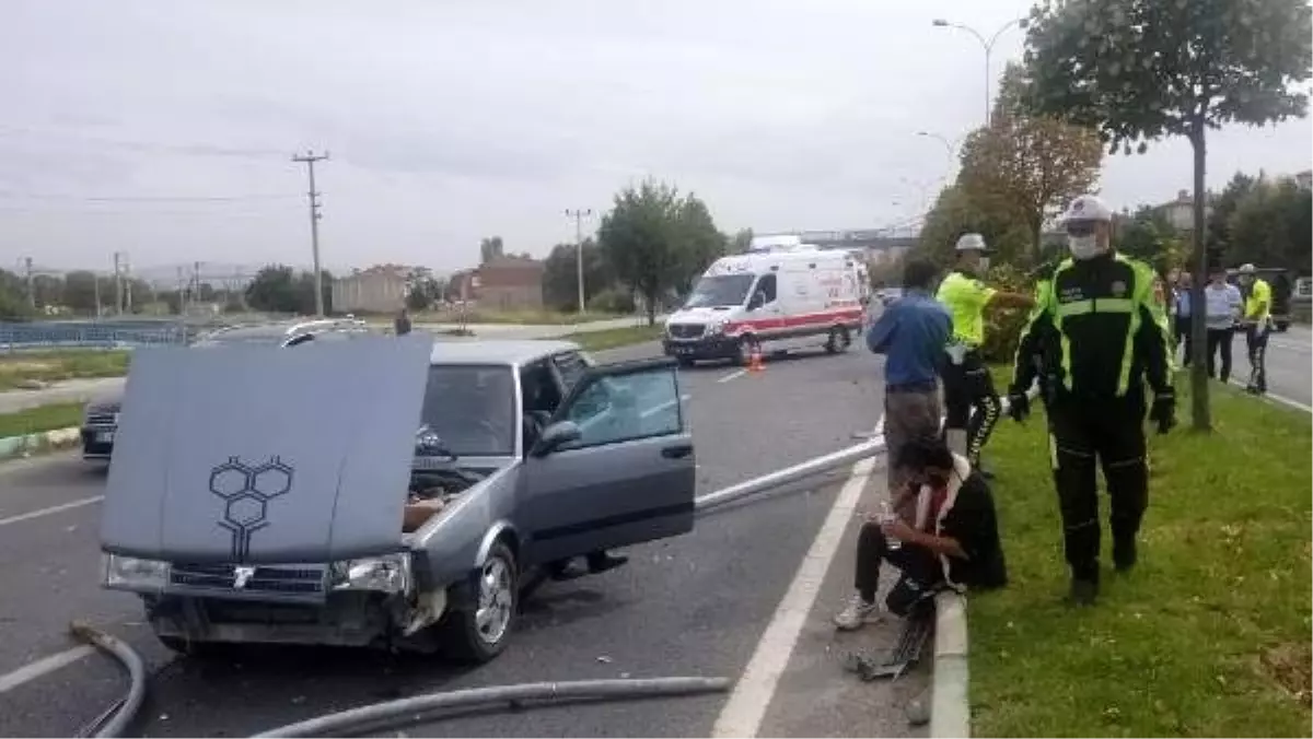 Otomobilin çarptığı aydınlatma direği karşı şeritteki aracın üzerine düştü