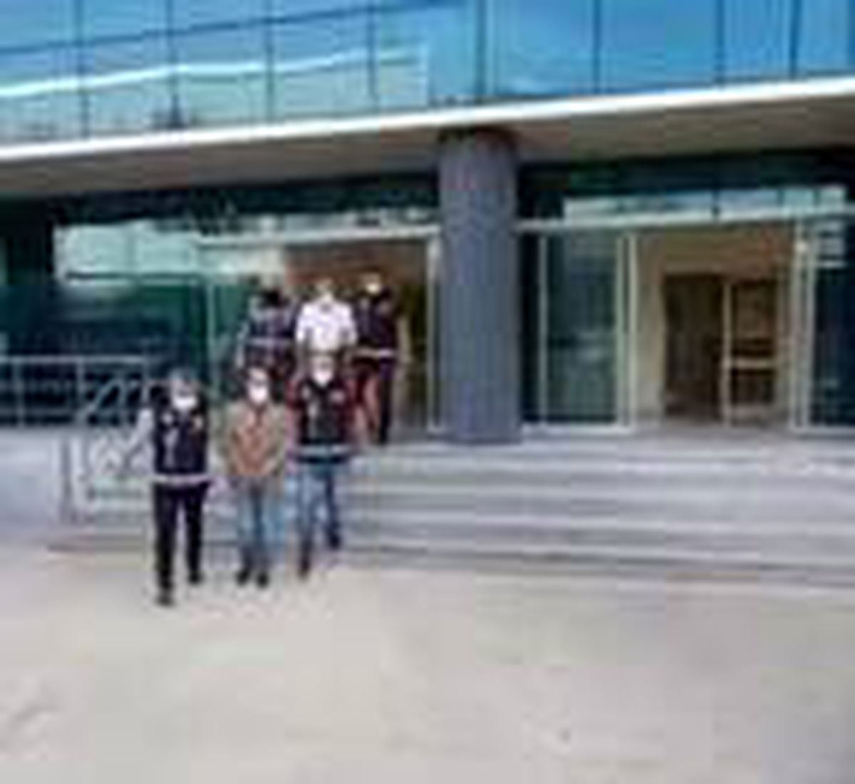Ruhsatsız 8 silahla yakalanan 2 şüpheli, adli konrolle serbest