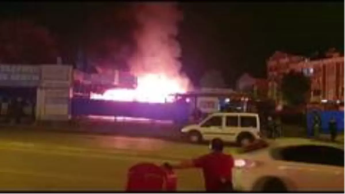 Son dakika haber | Sancaktepe\'de oto yıkama kuaförü alev alev yandı; 1 yaralı