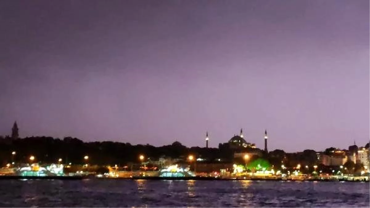 Şimşekler İstanbul\'u aydınlattı