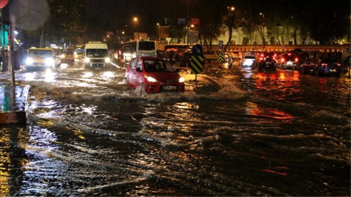 Son Dakika: İstanbul\'da beklenen sağanak yağış etkisini göstermeye başladı