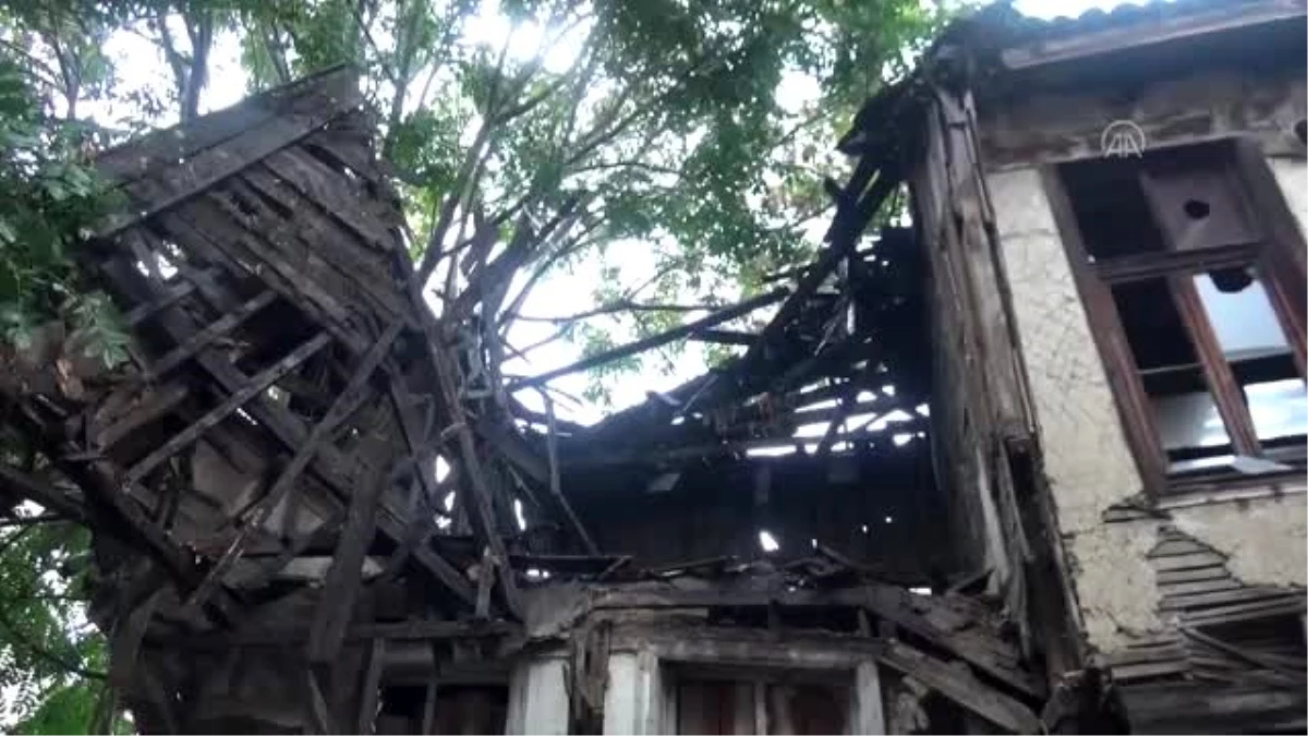 Tarihi bina şiddetli sağanak nedeniyle yıkıldı