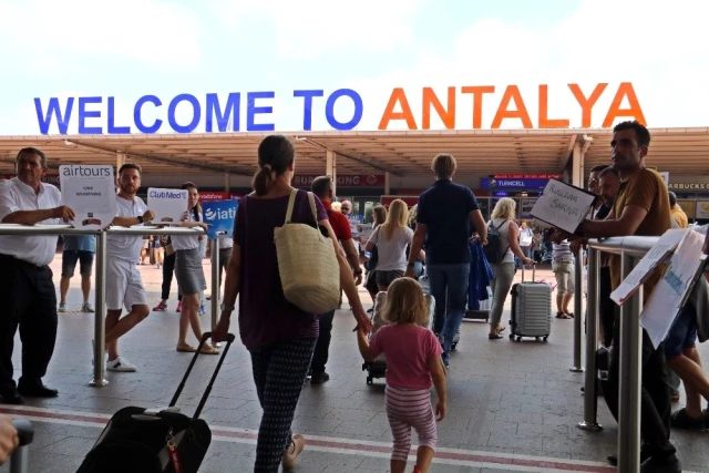 Antalya'ya Ekim ayının ilk haftasında 250 bin turist geldi