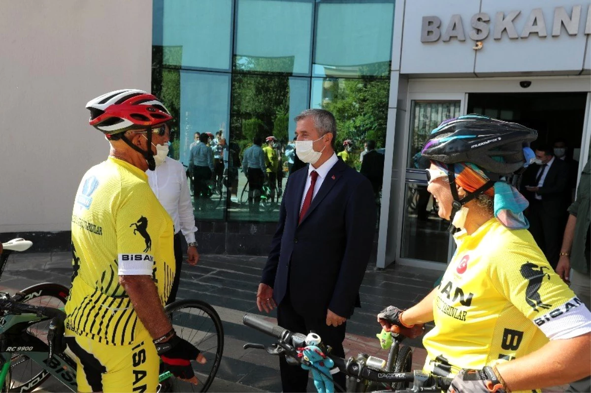 Bisikletçiler Başkan Tahmazoğlu\'nu ziyaret etti