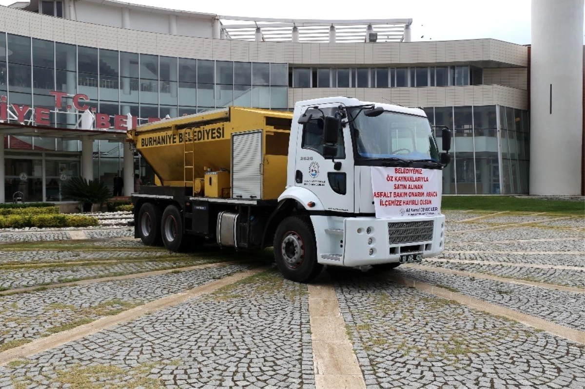 Burhaniye Belediyesi\'ne belediye özkaynaklarıyla yeni asfalt bakım onarım aracı alındı.