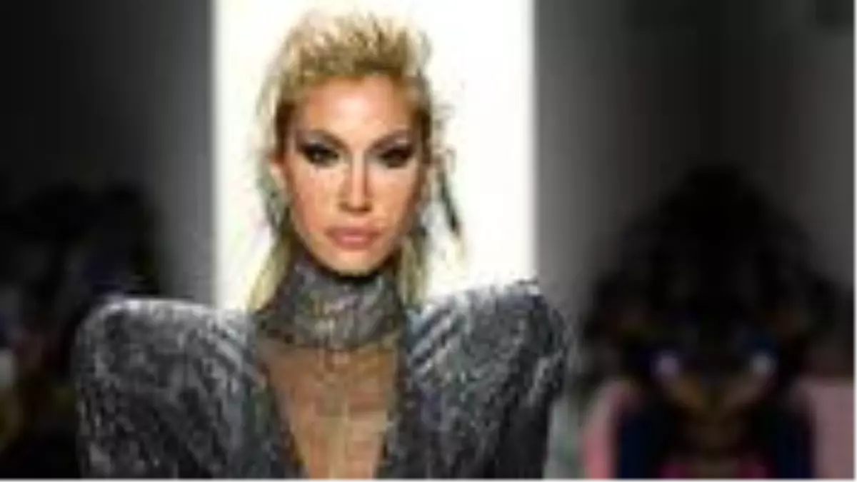 Çağla Şıkel\'den ölen babası hakkında şaşırtan itiraf: Çok suratsız bir adamdı, annem o ölünce yaşama sevinci buldu