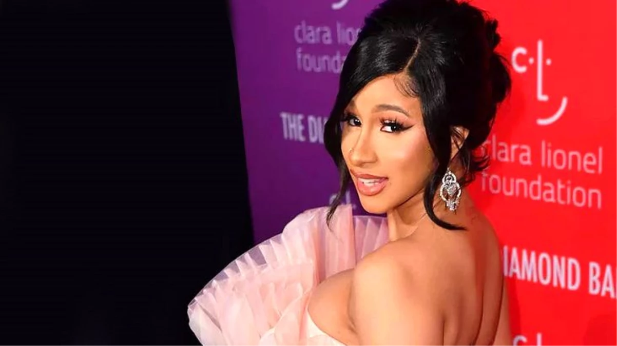 Cardi B, Azeri takipçilerinden özür diledi: Broşürü incelemeden paylaştım