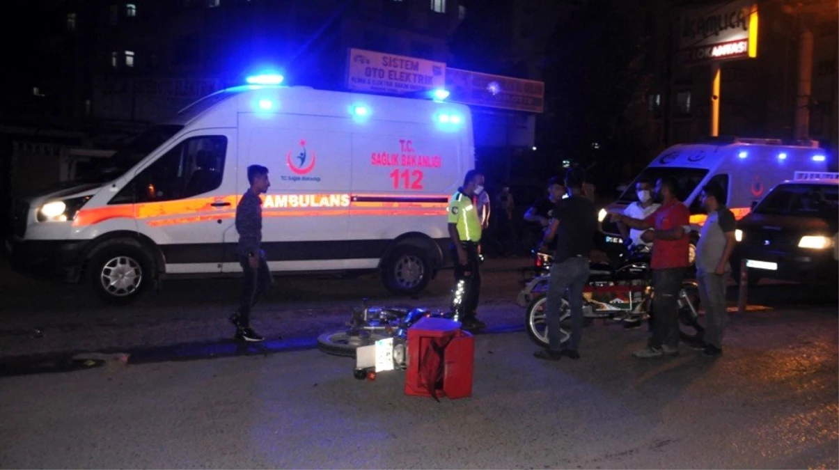 Cizre\'de 2 Motosiklet kafa kafaya çarpıştı: 3 yaralı