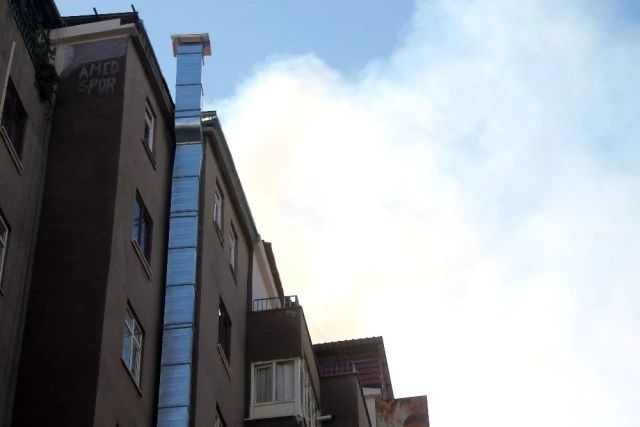 Diyarbakır'da 8 katlı binada yangın, onlarca güvercin telef oldu