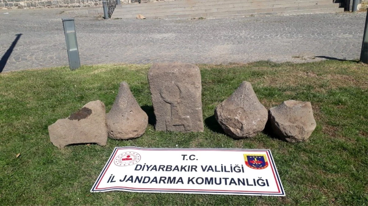 Diyarbakır\'da Asur dönemine ait üzeri kabartma yazılı taş ele geçirildi
