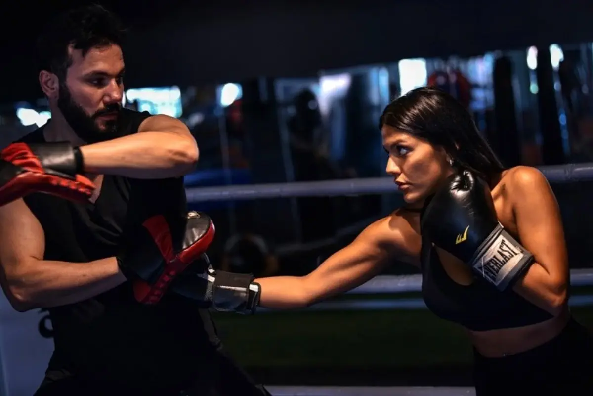 Eda Pera kick-boks yapıyor