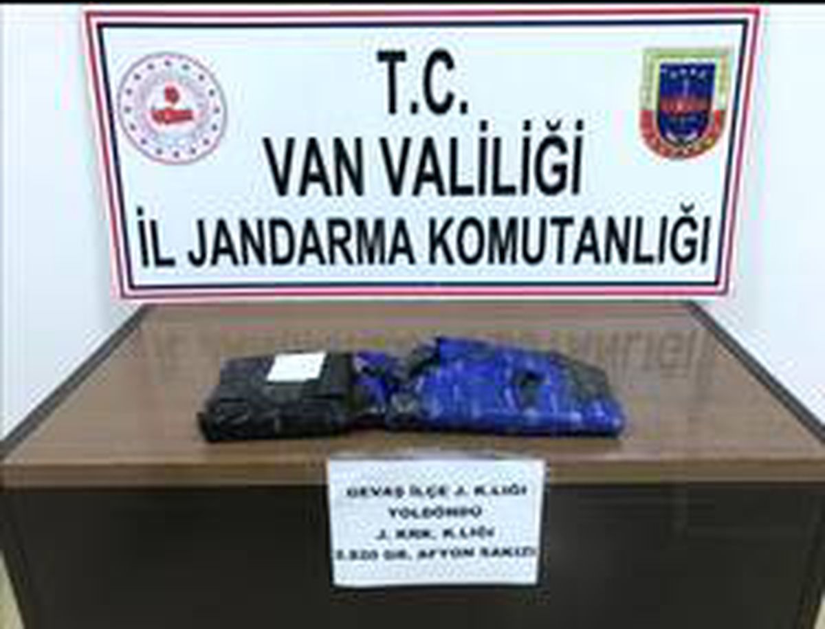 Gevaş\'ta 2 kilo 820 gram afyon sakızı ele geçirildi