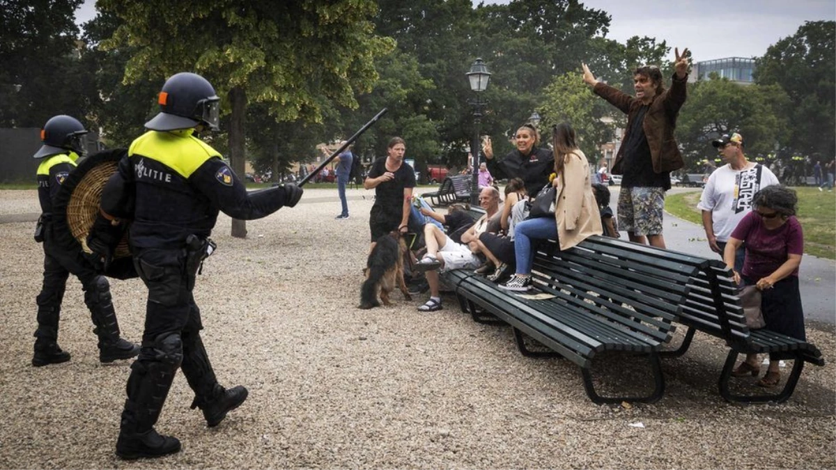 Hollanda\'da \'korona yasa tasarısını\' protesto eden 80 kişi gözaltına alındı