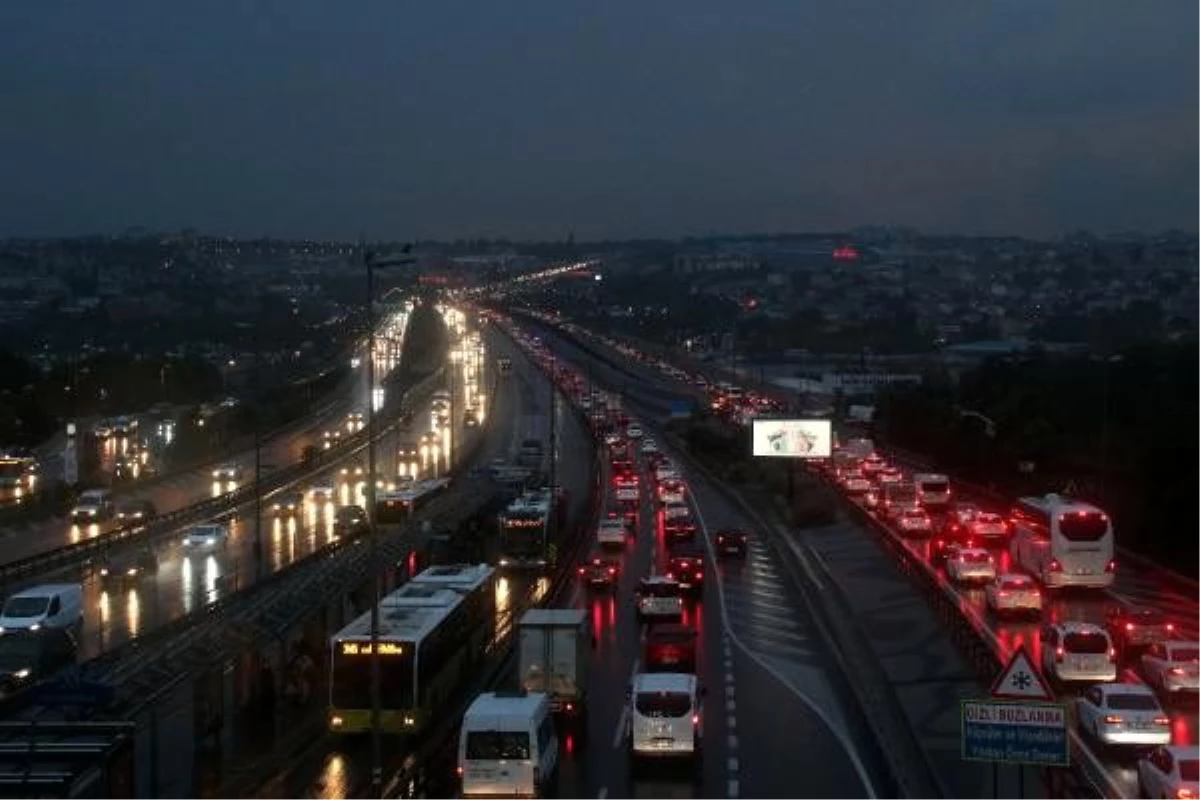 İstanbul\'da trafik yoğunluğu yüzde 85\' ulaştı