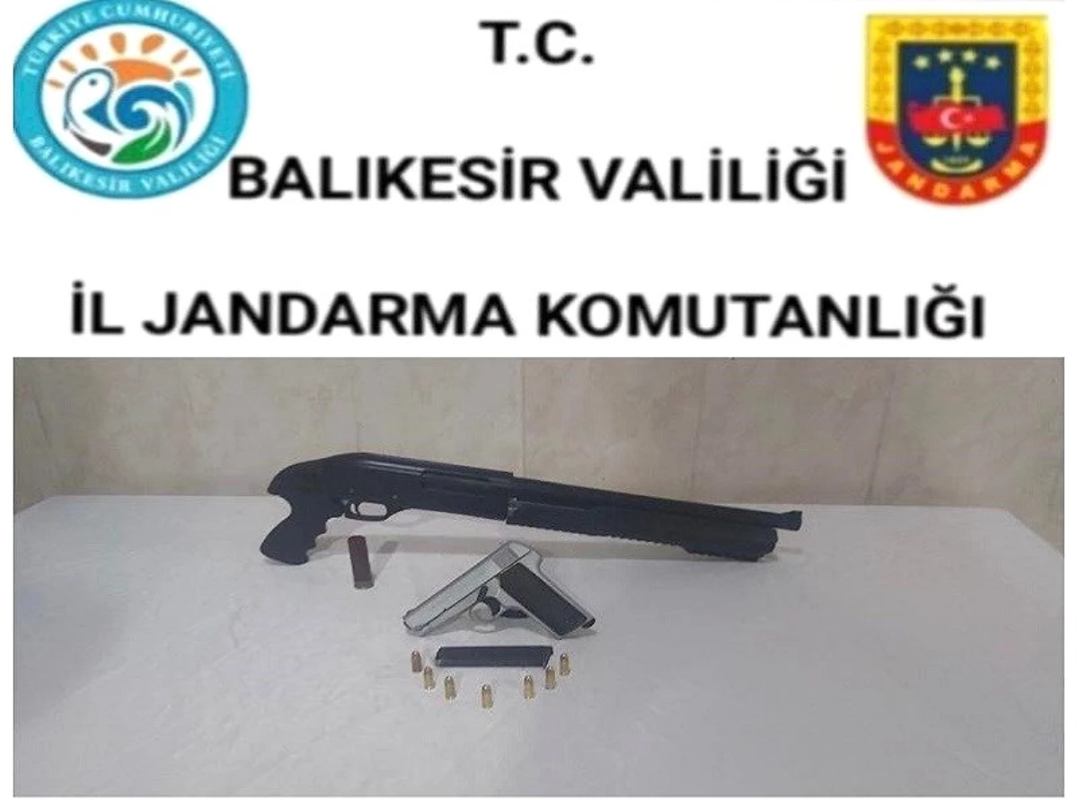 Son dakika haberi... Jandarma Kepsut\'ta 2 silah yakaladı