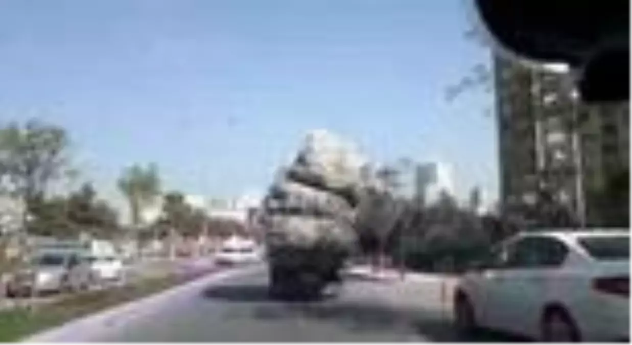 Kasasında metrelerce yükseklikteki çuvallarla ilerleyen kamyon kamerada