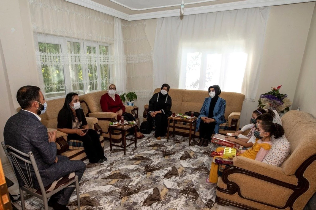 Van Valisi Mehmet Emin Bilmez\'in eşi Meral Bilmez\'in aile ziyaretleri