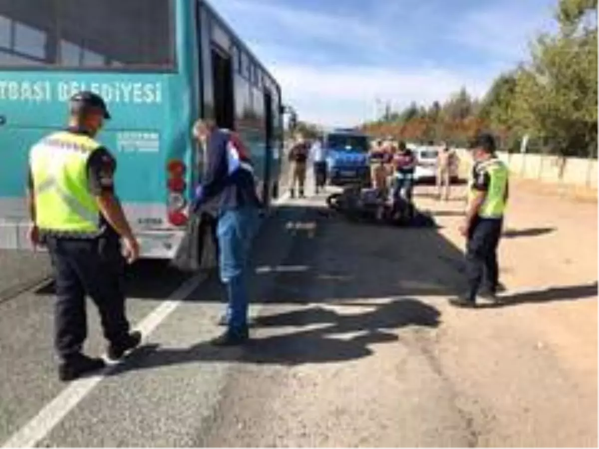 Motosiklet, otobüse çarptı: 1 ağır yaralı