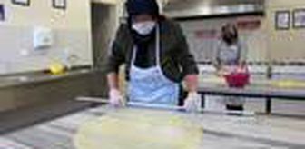 Öğretmenler, nokul tatlısı yapıyor, Türkiye'ye satıyor