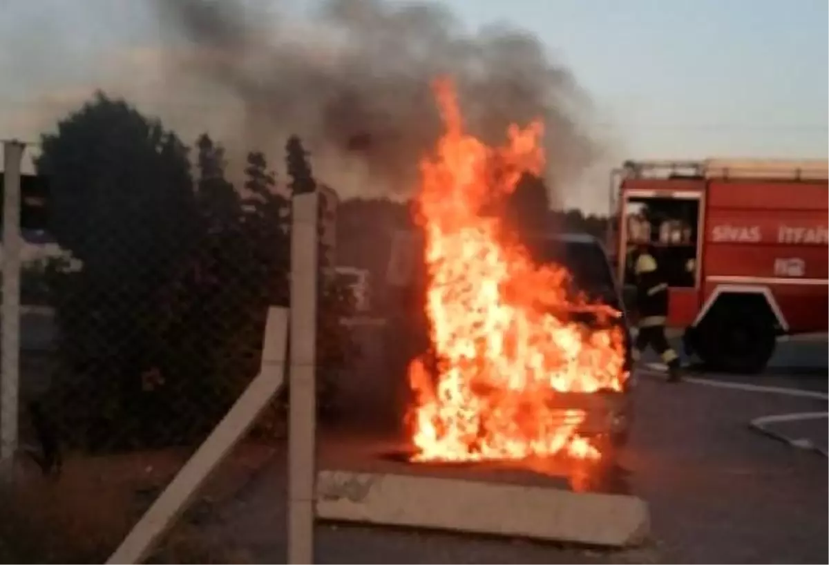 Son dakika haberi! Park halindeki minibüs, motor kısmından alev aldı