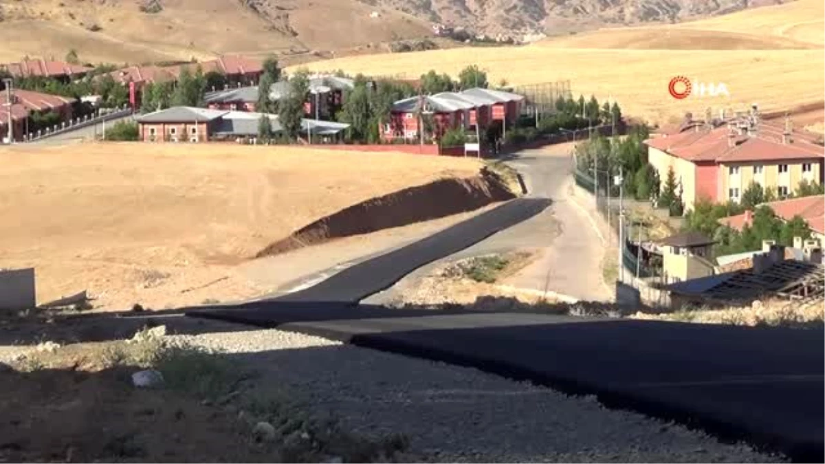 Siirt Valisi Hacıbektaşoğlu, asfaltlanan yol çalışmasını 3 kilometre yürüyerek denetledi